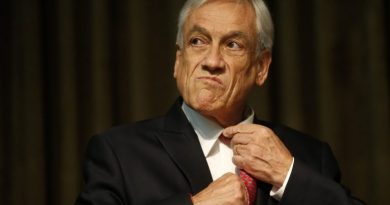 Piñera no sabe cambiar pañales Piñera no sabe cambiar pañales